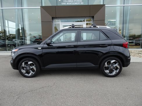 Used 2023 Hyundai Venue SEL FWD image 2