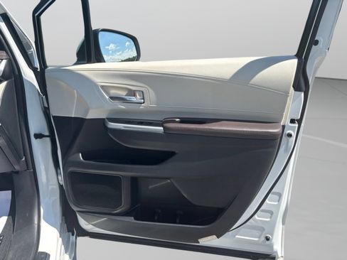 Used 2022 Toyota Sienna Platinum FWD image 27