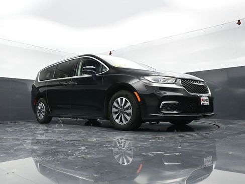 Used 2024 Chrysler Pacifica Select image 54