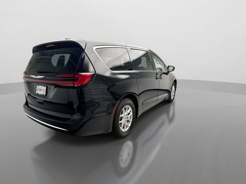 Used 2023 Chrysler Pacifica Touring-L FWD image 5