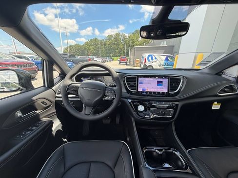 New 2027 Chrysler Pacifica Limited FWD image 8