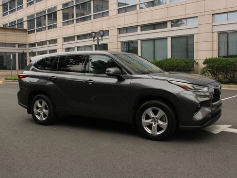 Used 2021 Toyota Highlander LE AWD/4WD image 2