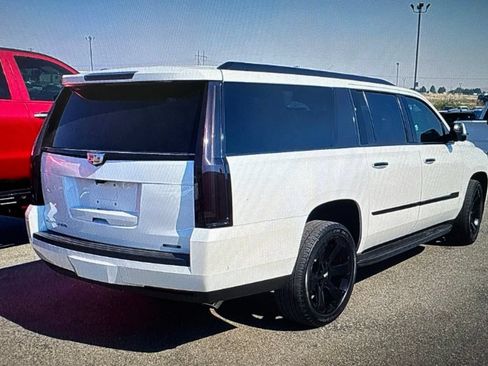 Used 2018 Cadillac Escalade ESV Luxury RWD image 3