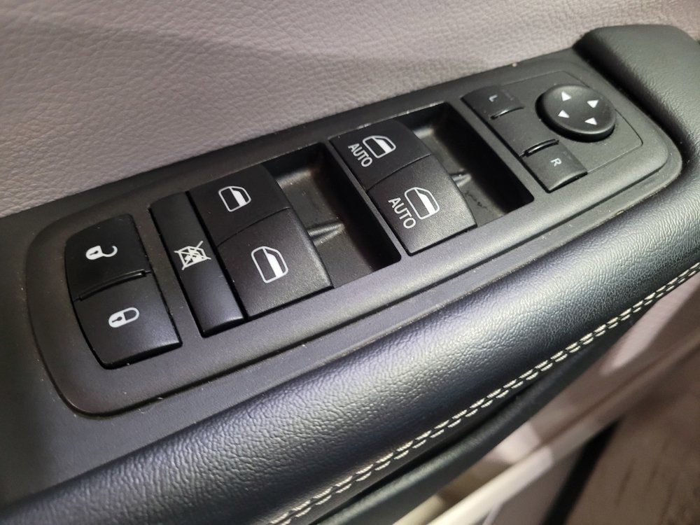 Used 2024 Chrysler Pacifica Touring-L FWD image 27