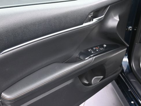 Used 2020 Toyota Camry XLE image 16