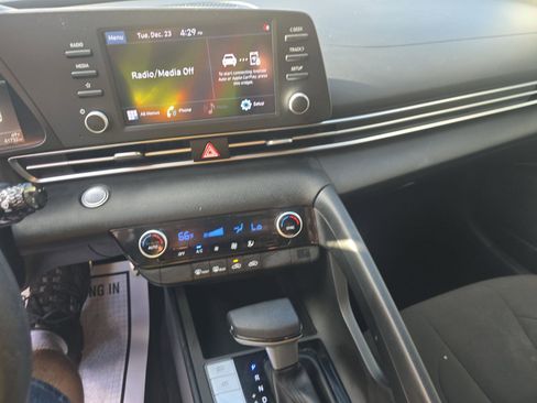 Used 2022 Hyundai Elantra SEL image 11