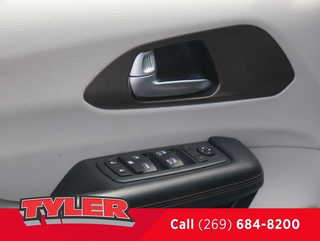 Used 2017 Chrysler Pacifica LX FWD image 18