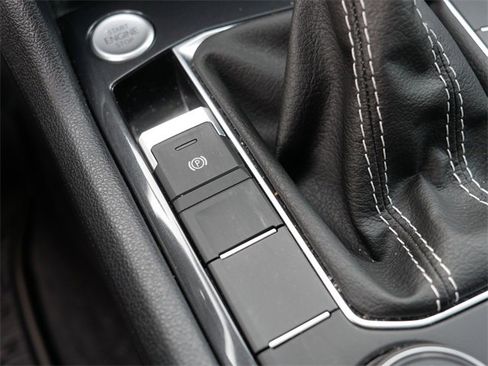 Certified 2024 Volkswagen Tiguan SE R-Line image 30