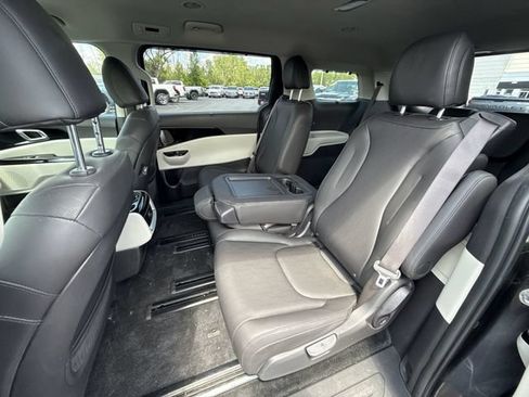 Used 2024 Kia Carnival EX FWD image 23