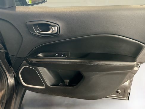 Used 2019 Jeep Compass Limited AWD/4WD image 30