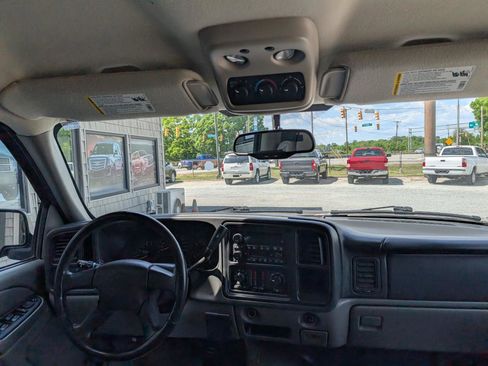 Used 2004 Chevrolet Suburban LS image 16
