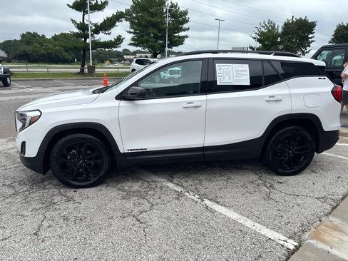 Used 2020 GMC Terrain SLE w/ Elevation Edition FWD image 16