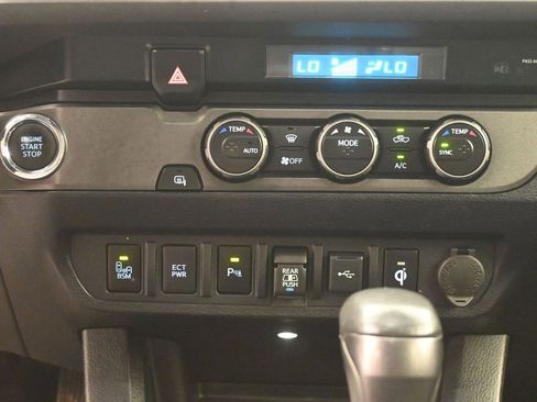 Used 2022 Toyota Tacoma TRD Off-Road image 15