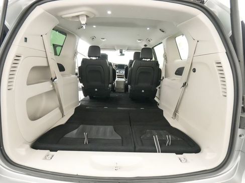 Used 2018 Chrysler Pacifica Touring-L Plus FWD image 25