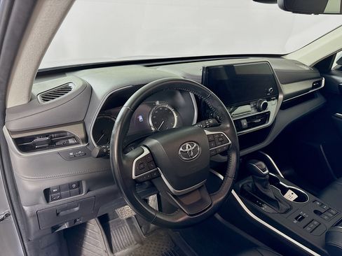 Certified 2023 Toyota Highlander XLE image 9