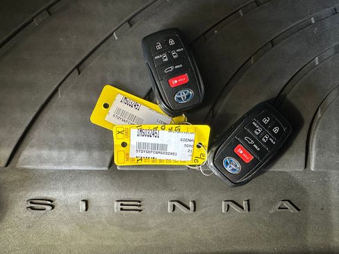 Used 2021 Toyota Sienna XLE image 29