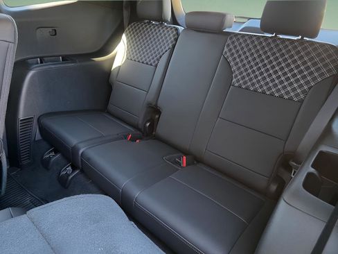 Used 2025 GMC Acadia Denali w/ Super Cruise Package image 16