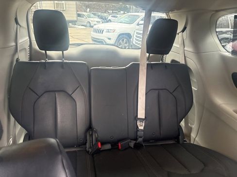 Used 2018 Chrysler Pacifica Touring-L image 11