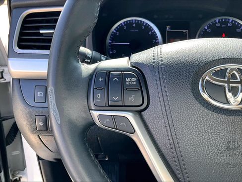 Used 2018 Toyota Highlander Plus FWD image 22