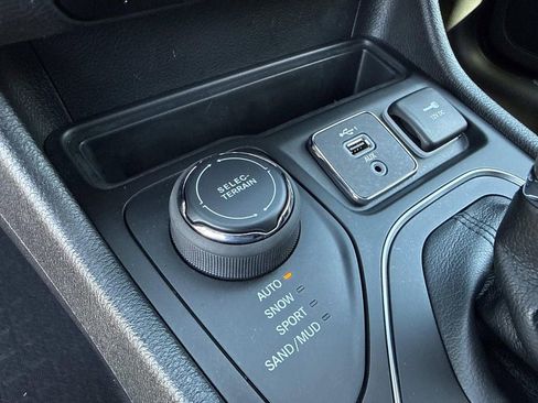 Used 2021 Jeep Cherokee High Altitude image 28