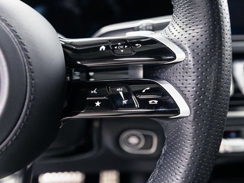 Used 2025 Mercedes-Benz GLE 450e 4MATIC w/ AMG Line Interior image 13