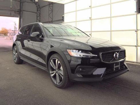 Used 2025 Volvo V60 B5 Cross Country Plus image 2