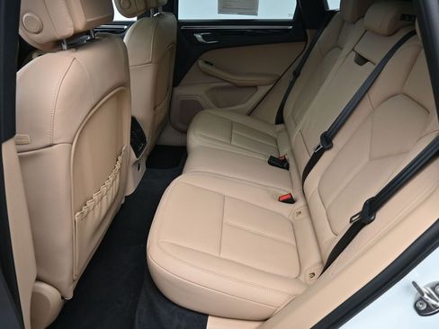 Certified 2023 Porsche Macan image 7