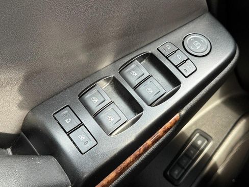 Used 2019 Chevrolet Suburban Premier image 25