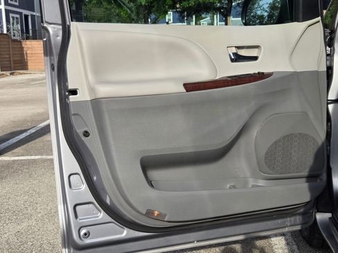 Used 2013 Toyota Sienna XLE w/ Entertainment Pkg FWD image 11