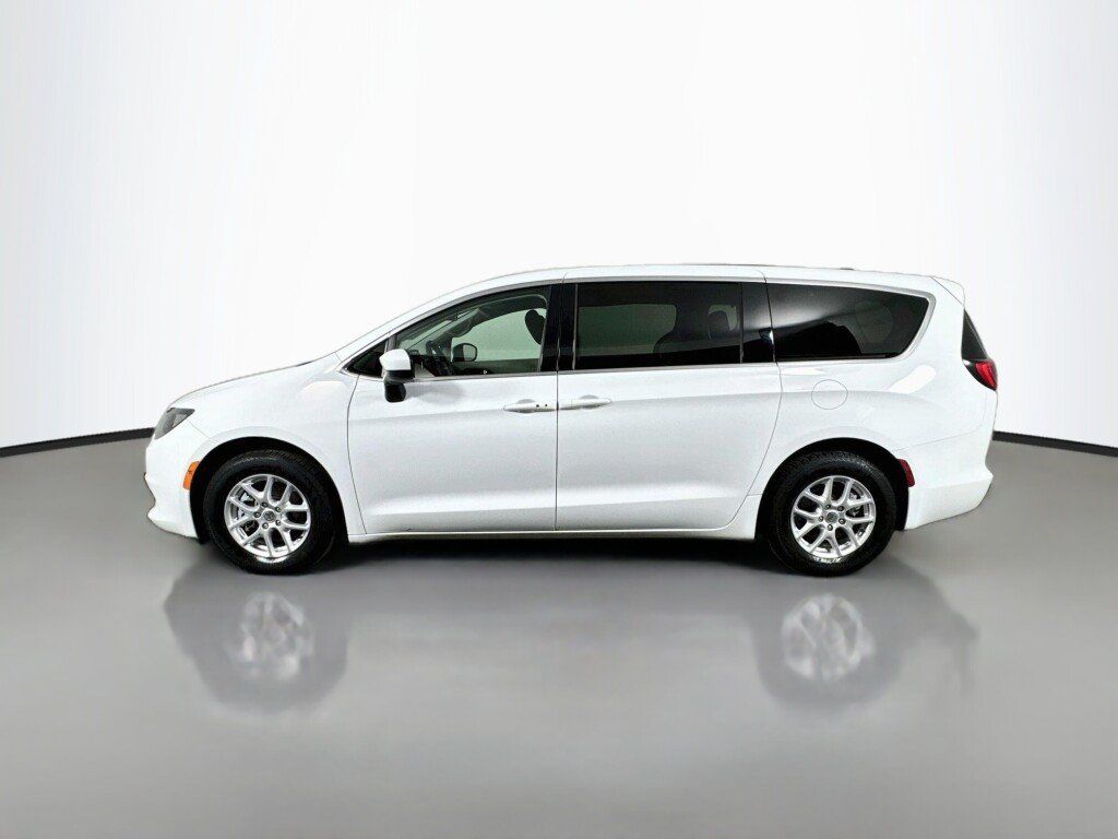 Used 2021 Chrysler Voyager LX w/ Cold Weather Group FWD image 2