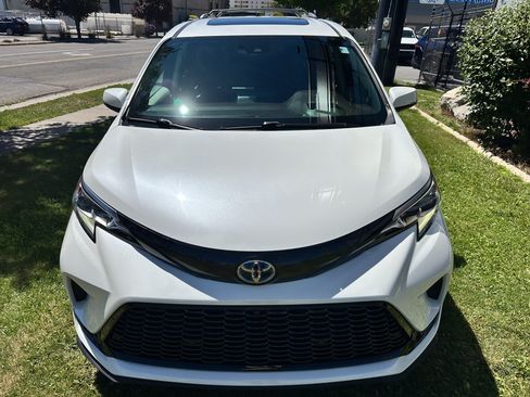 Used 2021 Toyota Sienna Platinum FWD image 11