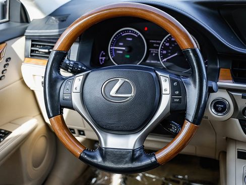 Used 2014 Lexus ES 300h w/ Luxury Package w/Bamboo Trim image 13