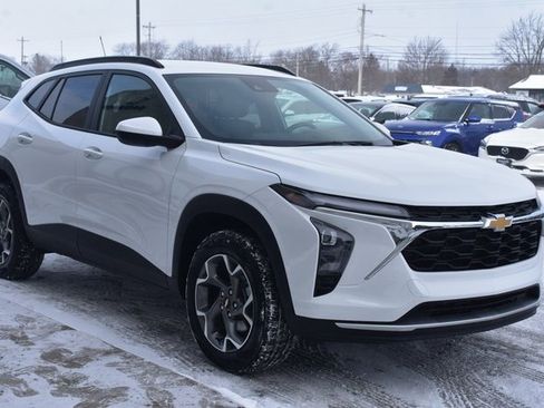 Used 2025 Chevrolet Trax LT w/ LT Convenience Package image 7