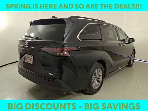 Used 2025 Toyota Sienna XLE image 8