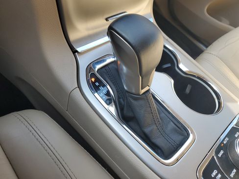 Used 2017 Jeep Grand Cherokee Limited image 36