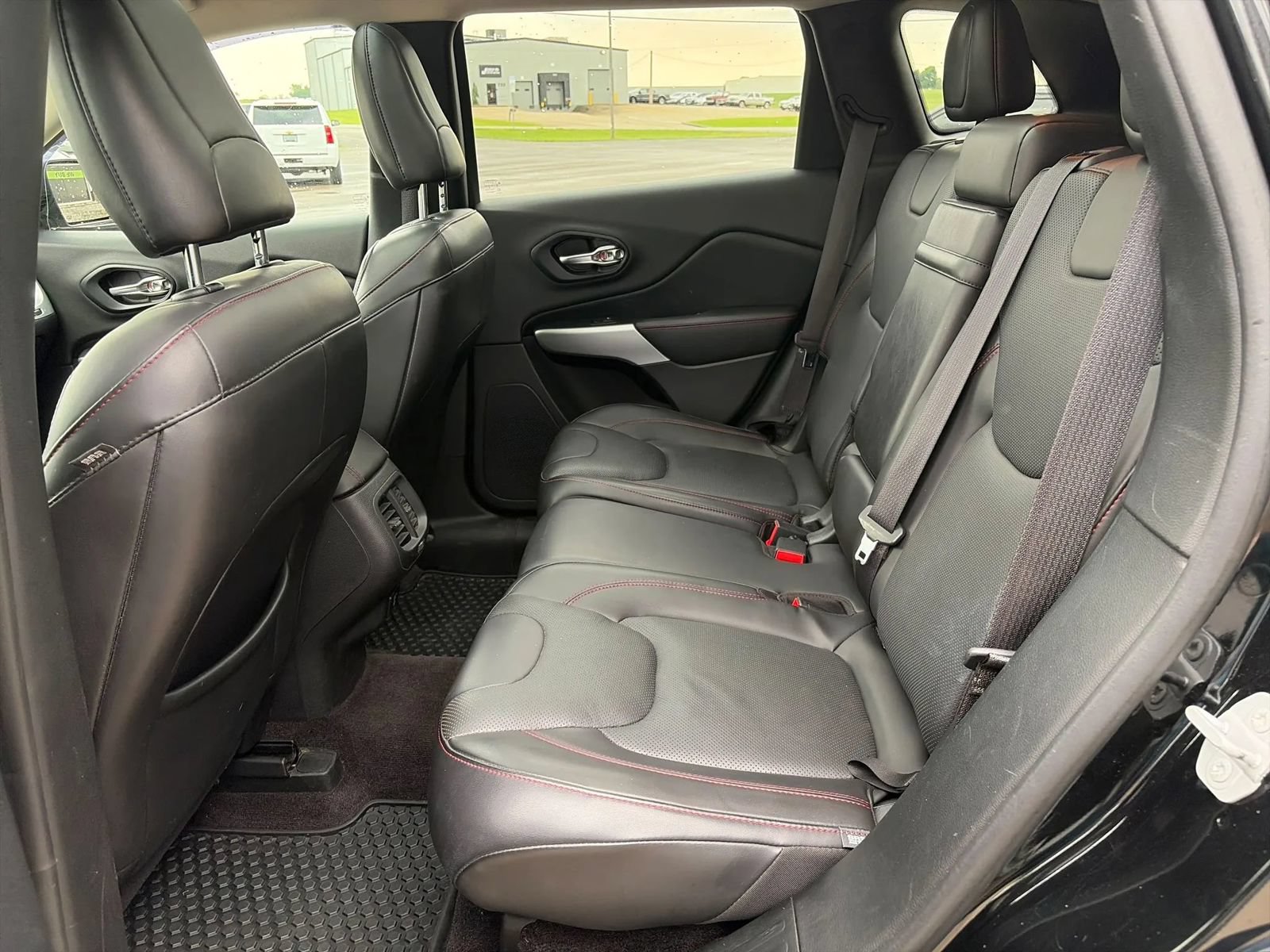 Used 2018 Jeep Cherokee Trailhawk AWD/4WD image 22