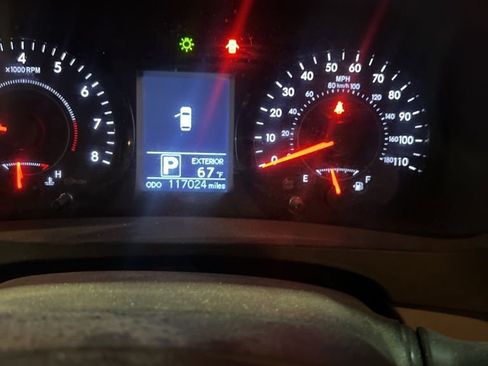 Used 2017 Toyota Sienna L image 2