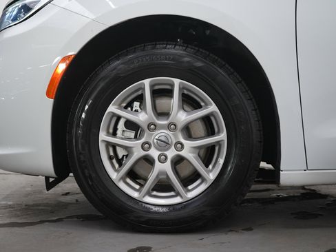 Used 2025 Chrysler Pacifica Select FWD image 31