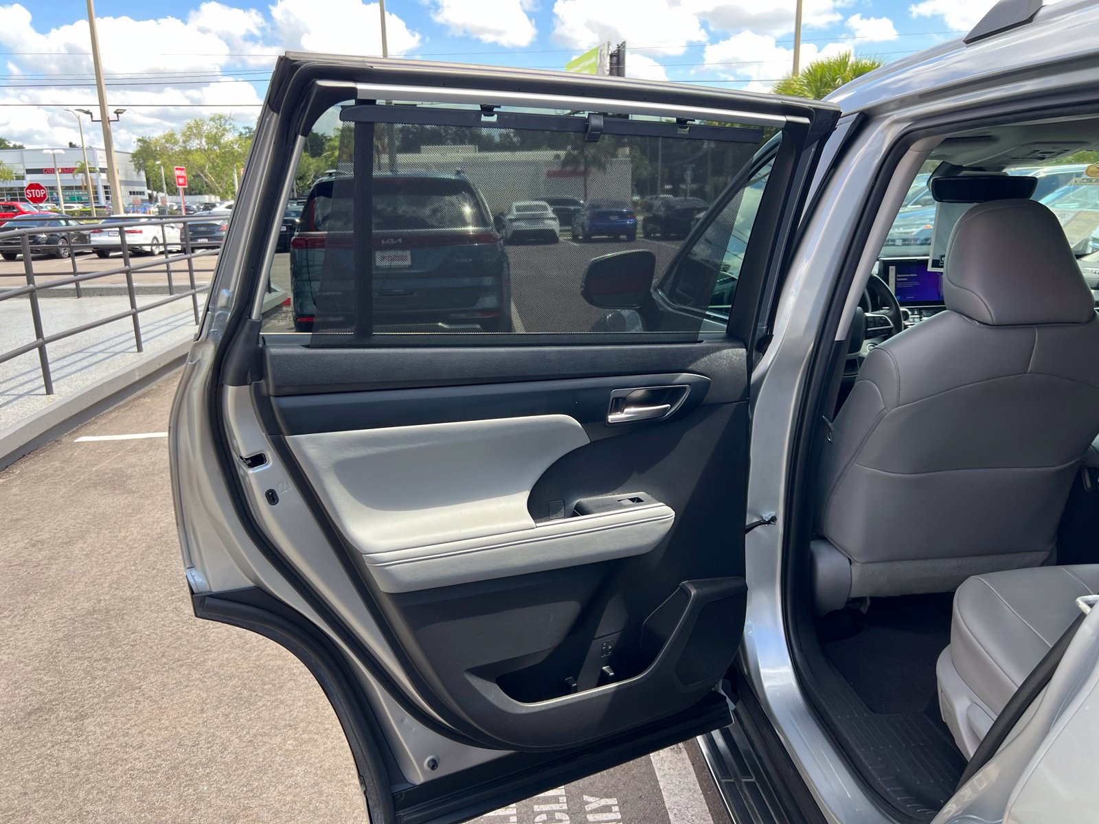 Used 2023 Toyota Highlander XLE FWD image 42