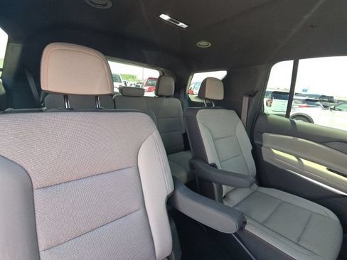 Used 2025 Chevrolet Traverse LT w/ LPO, Floor Liner Package FWD image 15