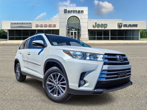 Used 2019 Toyota Highlander XLE AWD/4WD image 2