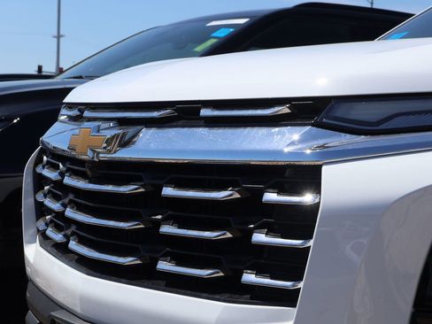 Used 2025 Chevrolet Equinox LT image 2