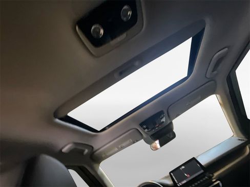 Certified 2021 Kia Seltos SX w/ SX Sunroof Package image 23