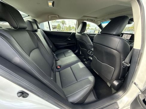 Used 2025 Lexus ES 350 w/ Premium Package image 17
