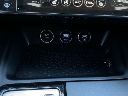 Used 2025 Genesis G70 2.5T image 23