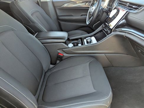 Used 2022 Jeep Grand Cherokee Laredo w/ Luxury Tech Group I image 13