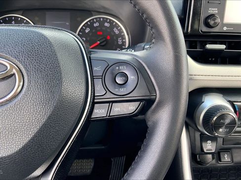 Used 2021 Toyota RAV4 XLE Premium image 24