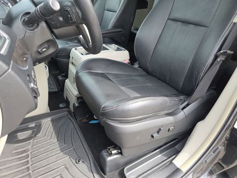 Used 2014 Chrysler Town & Country Touring-L w/ Trailer Tow Group FWD image 16