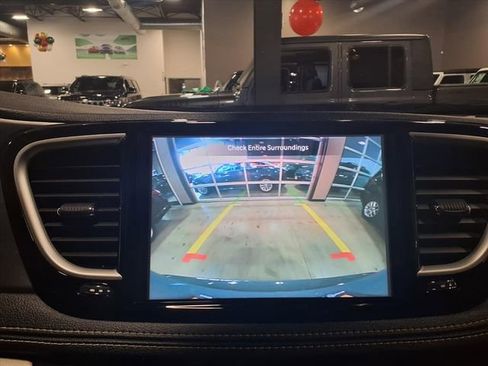 Used 2022 Chrysler Pacifica Touring-L image 23