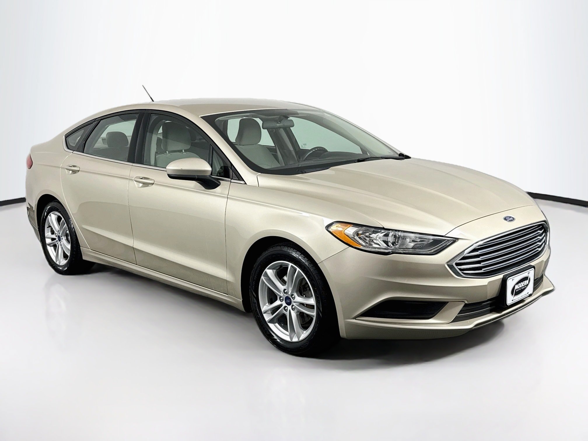 Used 2018 Ford Fusion SE FWD image 2